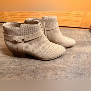 Clarks Collection Women’s Taupe Perforated Leather Ankle Booties 8.5